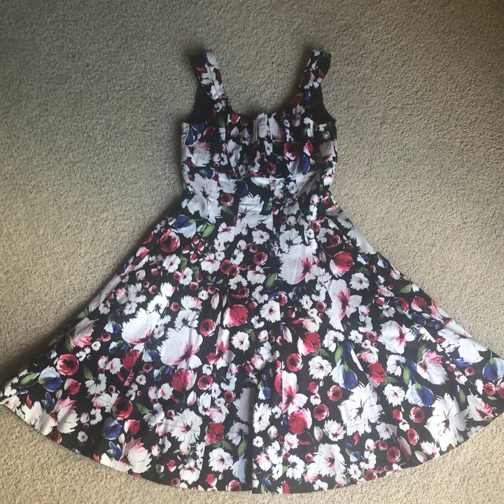 WHITE HOUSE BLACK MARKET FLORAL FIT AND FLARE DRESS - Picture 1 of 2